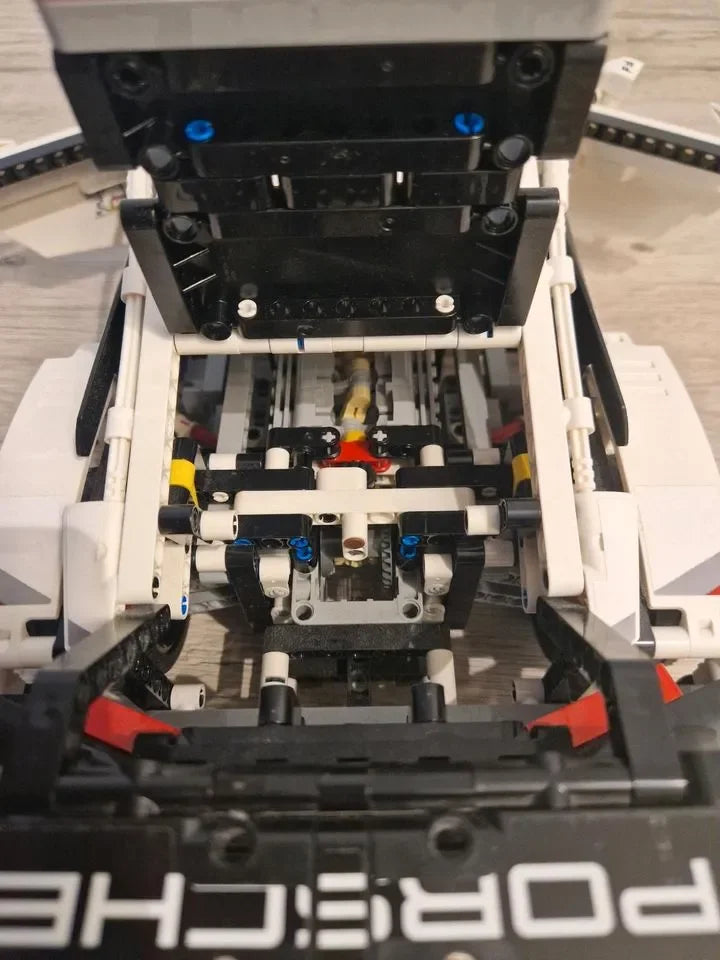 (76% OFF) Com Motor Boxer de 6 Cilindros e que Abre as Portas - Escala 1:10 - 1580 Peças - Brics Craft