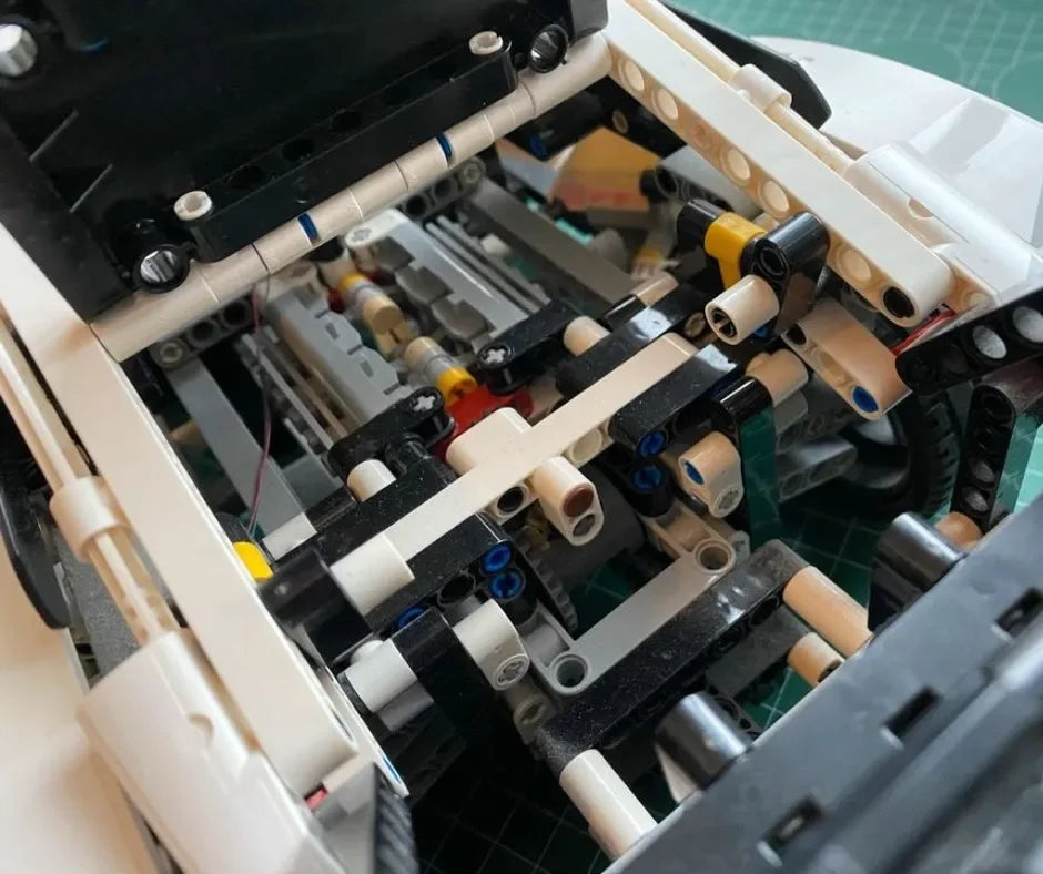 (76% OFF) Com Motor Boxer de 6 Cilindros e que Abre as Portas - Escala 1:10 - 1580 Peças - Brics Craft